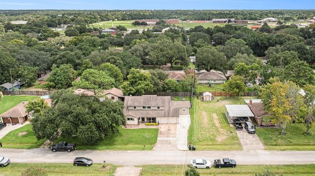 301 Mimosa Drive, Hitchcock, TX 77563