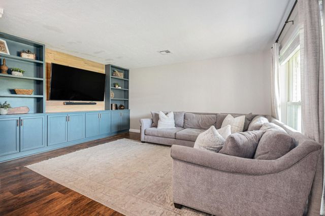 301 Mimosa Drive, Hitchcock, TX 77563