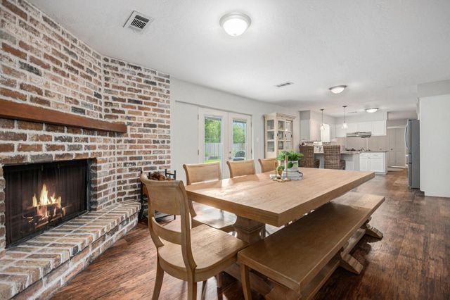 301 Mimosa Drive, Hitchcock, TX 77563