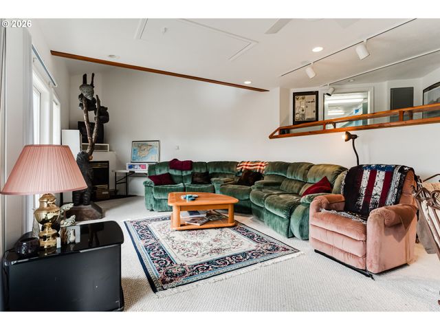 48251 E COMMERCIAL St, Oakridge, OR 97463