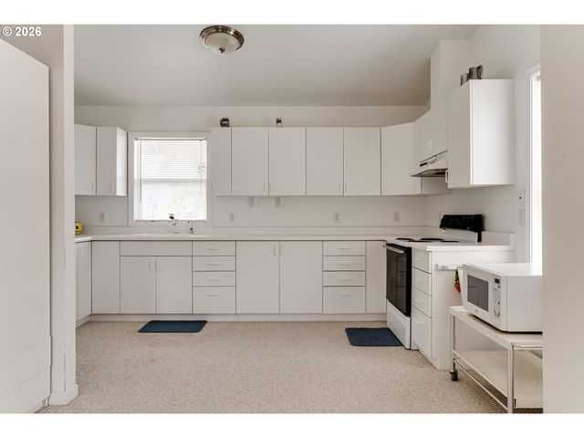 48251 E COMMERCIAL St, Oakridge, OR 97463