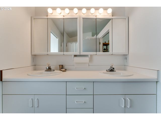 48251 E COMMERCIAL St, Oakridge, OR 97463