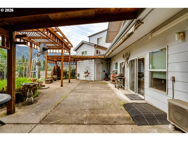 48251 E COMMERCIAL St, Oakridge, OR 97463