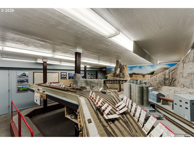 48251 E COMMERCIAL St, Oakridge, OR 97463