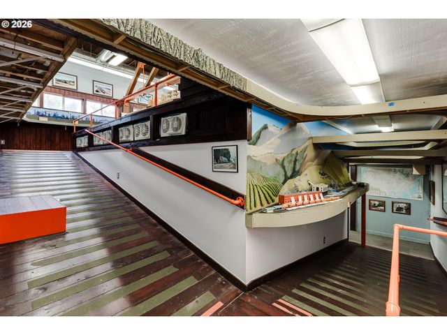 48251 E COMMERCIAL St, Oakridge, OR 97463