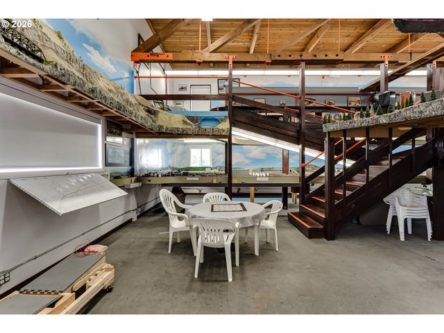 48251 E COMMERCIAL St, Oakridge, OR 97463