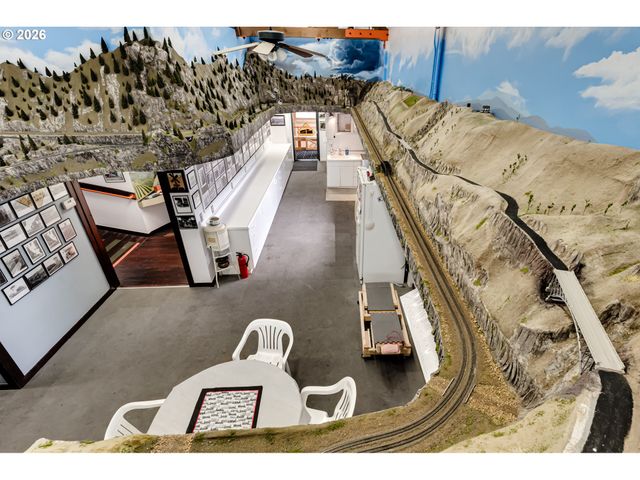 48251 E COMMERCIAL St, Oakridge, OR 97463