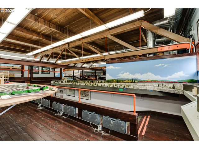 48251 E COMMERCIAL St, Oakridge, OR 97463