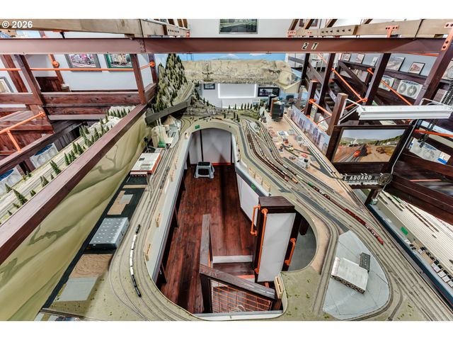 48251 E COMMERCIAL St, Oakridge, OR 97463