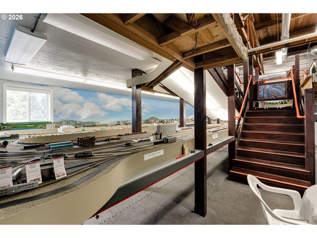 48251 E COMMERCIAL St, Oakridge, OR 97463
