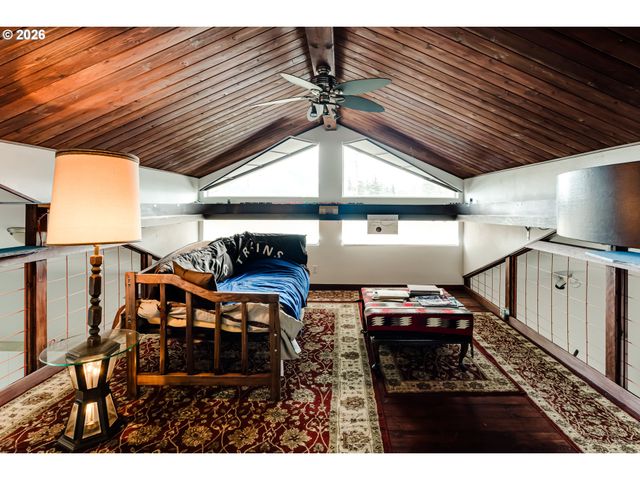 48251 E COMMERCIAL St, Oakridge, OR 97463