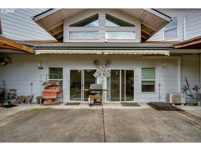 48251 E COMMERCIAL St, Oakridge, OR 97463