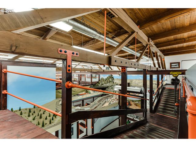 48251 E COMMERCIAL St, Oakridge, OR 97463