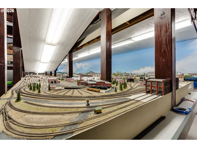 48251 E COMMERCIAL St, Oakridge, OR 97463