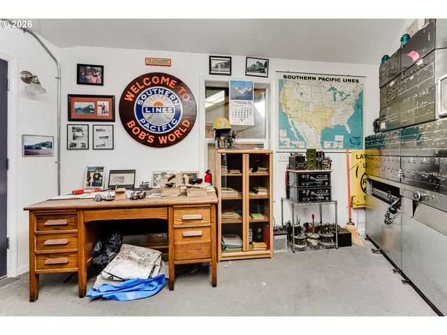 48251 E COMMERCIAL St, Oakridge, OR 97463