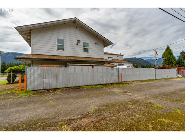 48251 E COMMERCIAL St, Oakridge, OR 97463