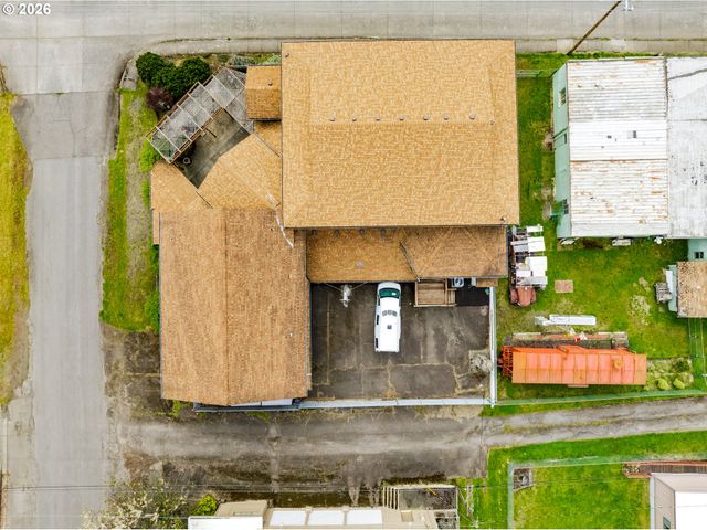 48251 E COMMERCIAL St, Oakridge, OR 97463