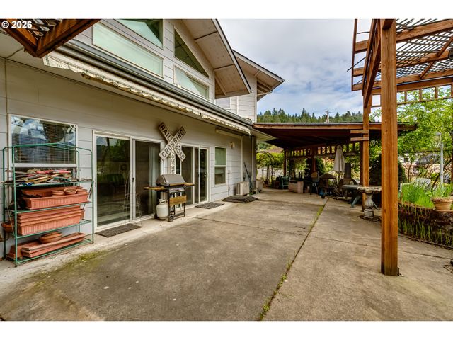 48251 E COMMERCIAL St, Oakridge, OR 97463