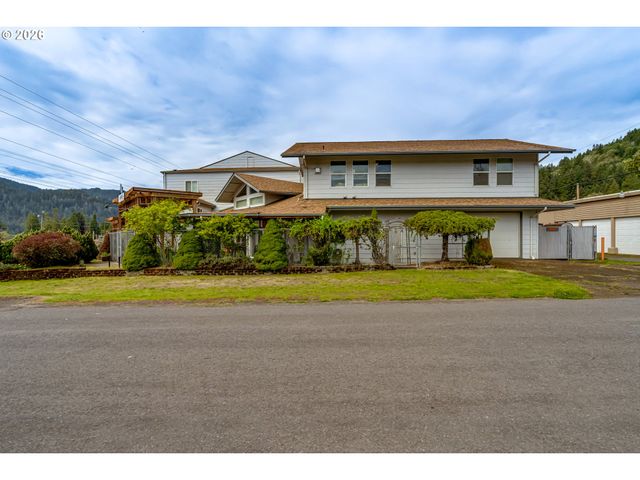 48251 E COMMERCIAL St, Oakridge, OR 97463