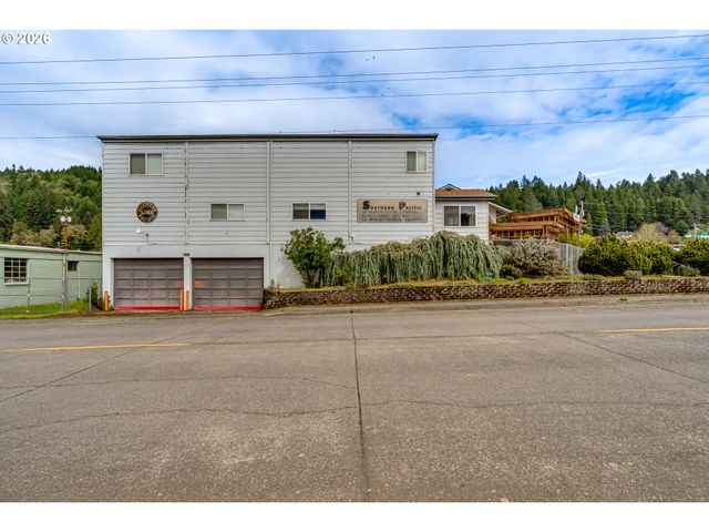 48251 E COMMERCIAL St, Oakridge, OR 97463