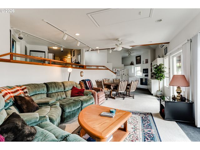 48251 E COMMERCIAL St, Oakridge, OR 97463