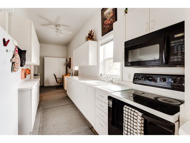 48251 E COMMERCIAL St, Oakridge, OR 97463