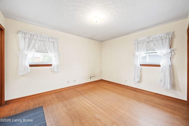 6208 Cutter Dr, Louisville, KY 40218