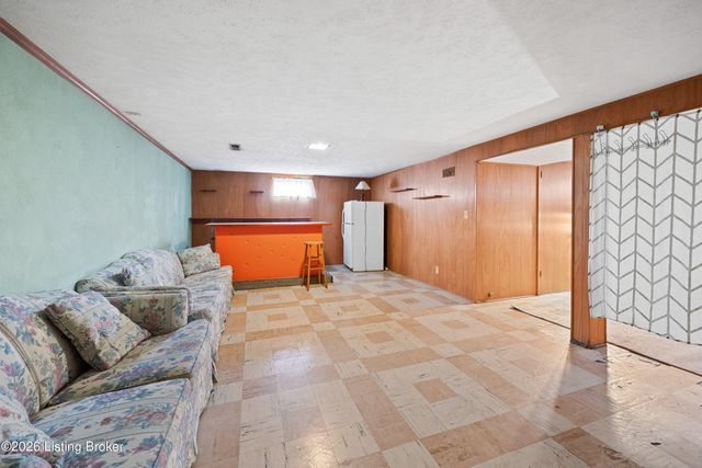 6208 Cutter Dr, Louisville, KY 40218