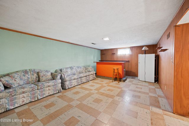 6208 Cutter Dr, Louisville, KY 40218