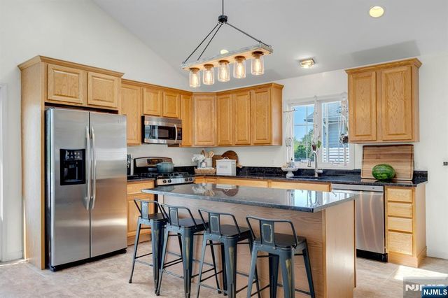 69 Thiem Avenue, Rochelle Park, NJ 07662