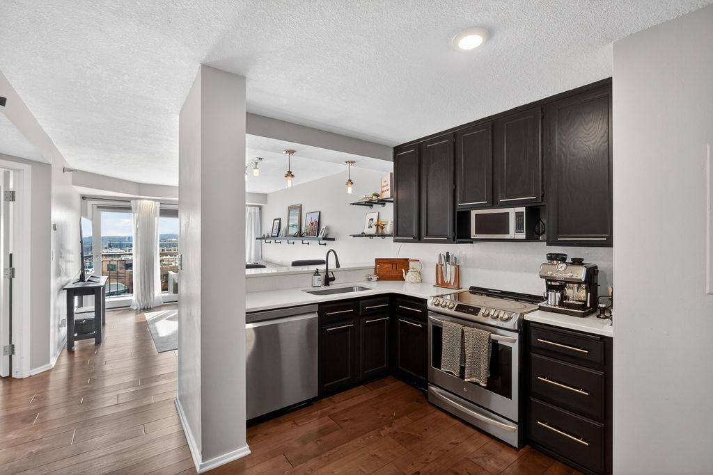 300 Walnut Street 604, Des Moines, IA 50309
