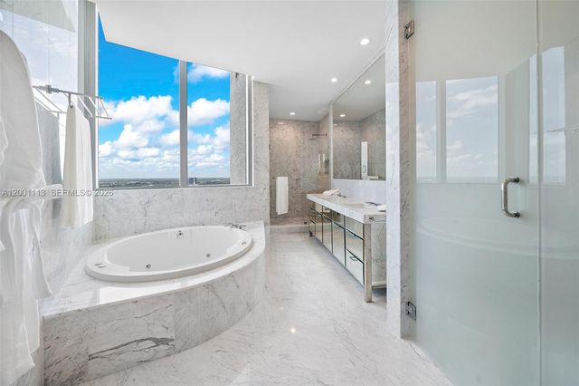 17475 Collins Avenue PH3201, Sunny Isles Beach, FL 33160