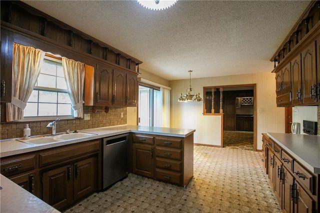 1010 SE 4th Terrace, Lee's Summit, MO 64063