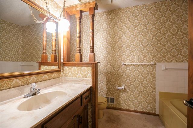 1010 SE 4th Terrace, Lee's Summit, MO 64063