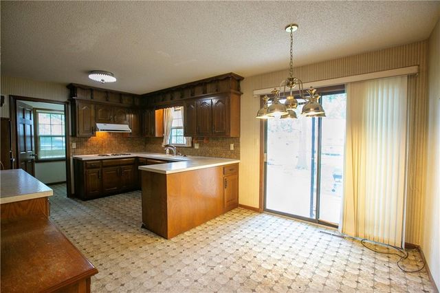 1010 SE 4th Terrace, Lee's Summit, MO 64063