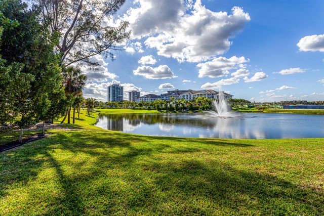 2719 Embassy Drive, West Palm Beach, FL 33401