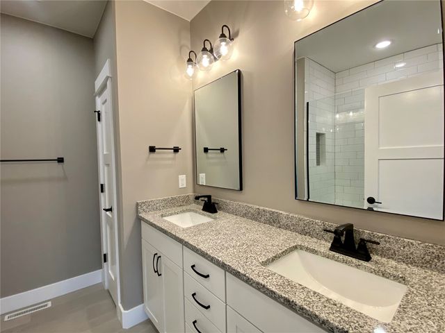 40 S Seven Oaks Road, North Liberty, IA 52317