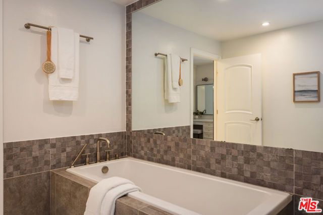 4460 Wilshire Boulevard 207, Los Angeles, CA 90010