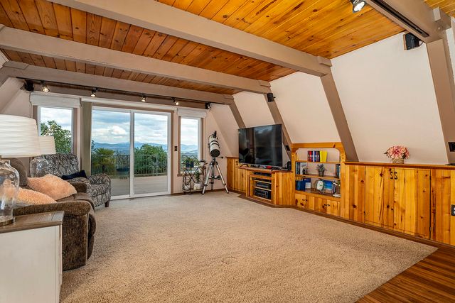 1100 W Rolling Hills Drive, Eagle Point, OR 97524