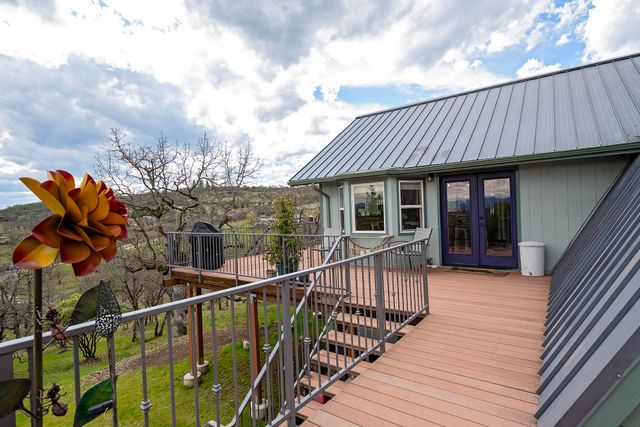 1100 W Rolling Hills Drive, Eagle Point, OR 97524