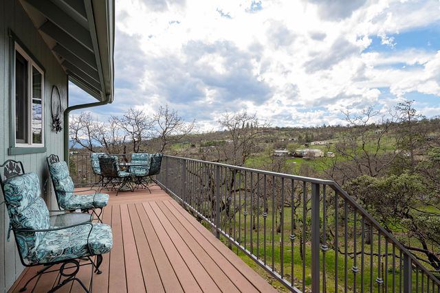 1100 W Rolling Hills Drive, Eagle Point, OR 97524