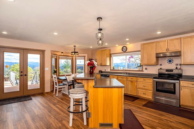 1100 W Rolling Hills Drive, Eagle Point, OR 97524