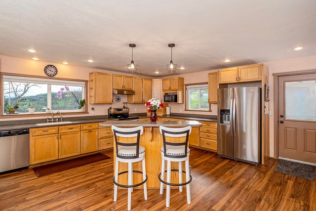 1100 W Rolling Hills Drive, Eagle Point, OR 97524