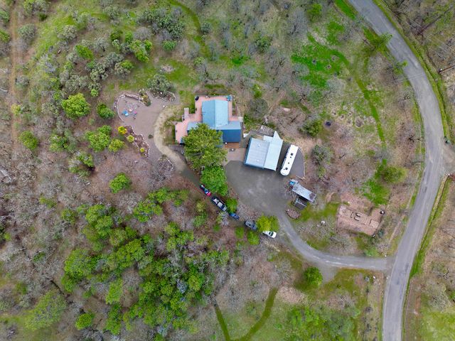 1100 W Rolling Hills Drive, Eagle Point, OR 97524