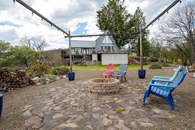 1100 W Rolling Hills Drive, Eagle Point, OR 97524