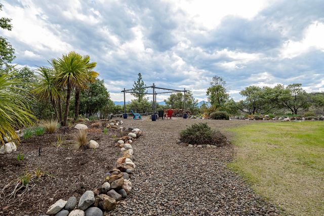 1100 W Rolling Hills Drive, Eagle Point, OR 97524