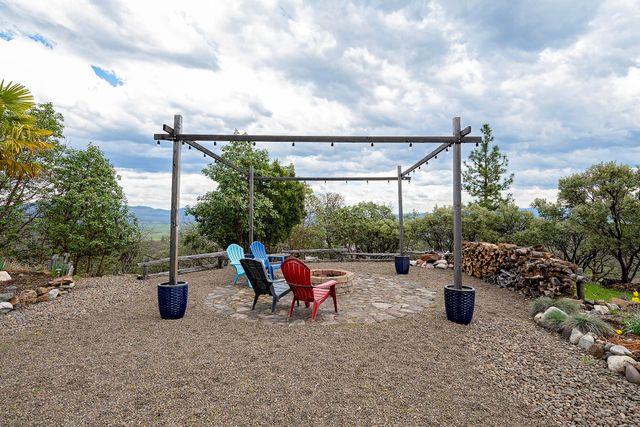 1100 W Rolling Hills Drive, Eagle Point, OR 97524
