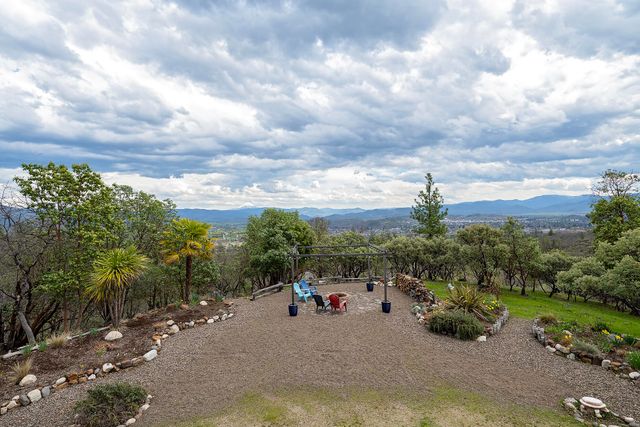 1100 W Rolling Hills Drive, Eagle Point, OR 97524