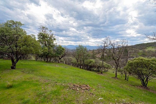 1100 W Rolling Hills Drive, Eagle Point, OR 97524