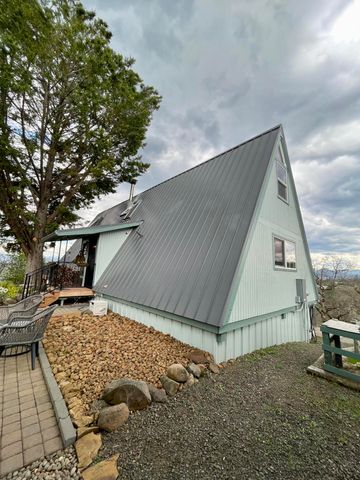 1100 W Rolling Hills Drive, Eagle Point, OR 97524